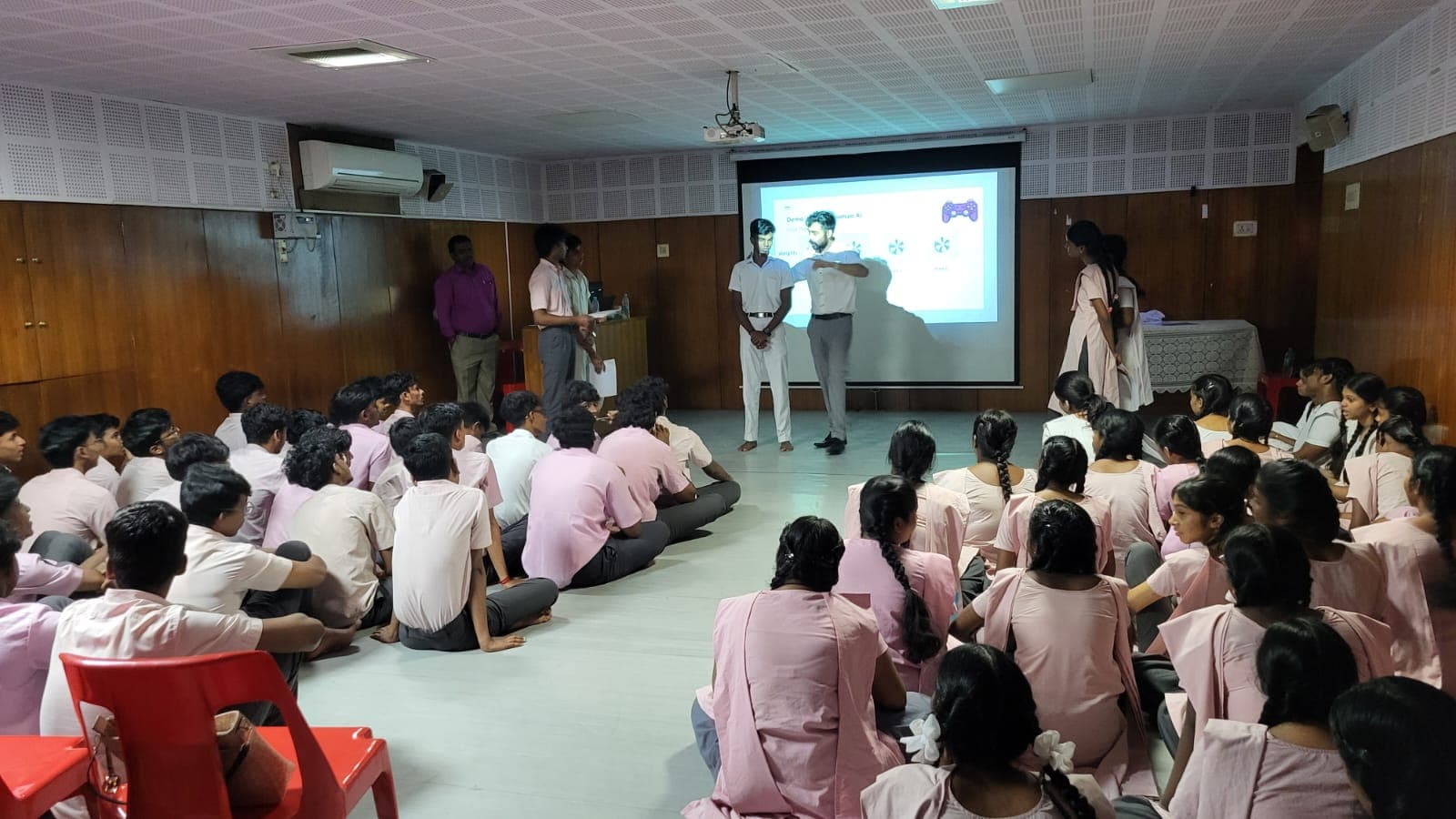 Jitthen leading a student discussion during the KRRM workshop