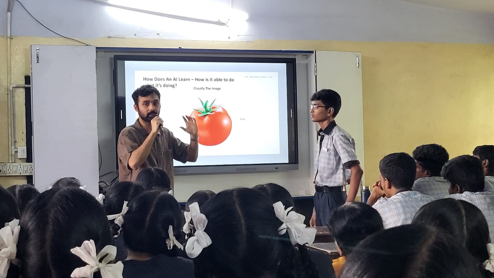 Jitthen explaining an image-classification example to students