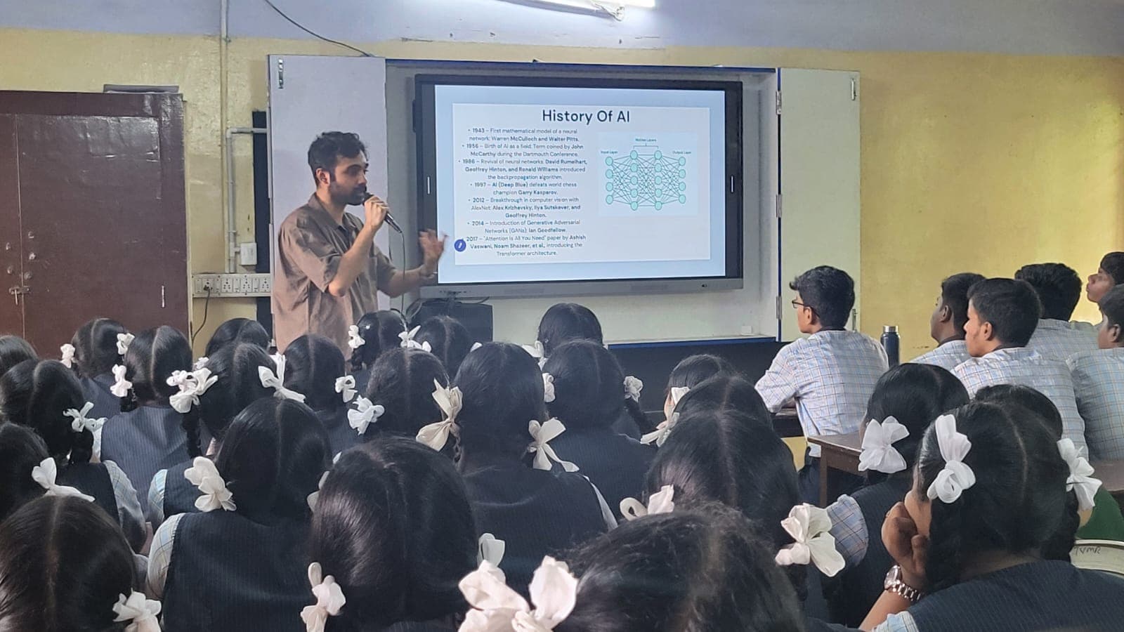 Jitthen introducing the history of AI at Sankara School